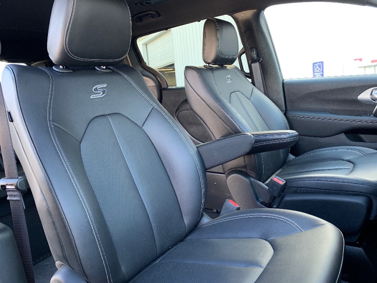 Black Chrysler Pacifica image number 14