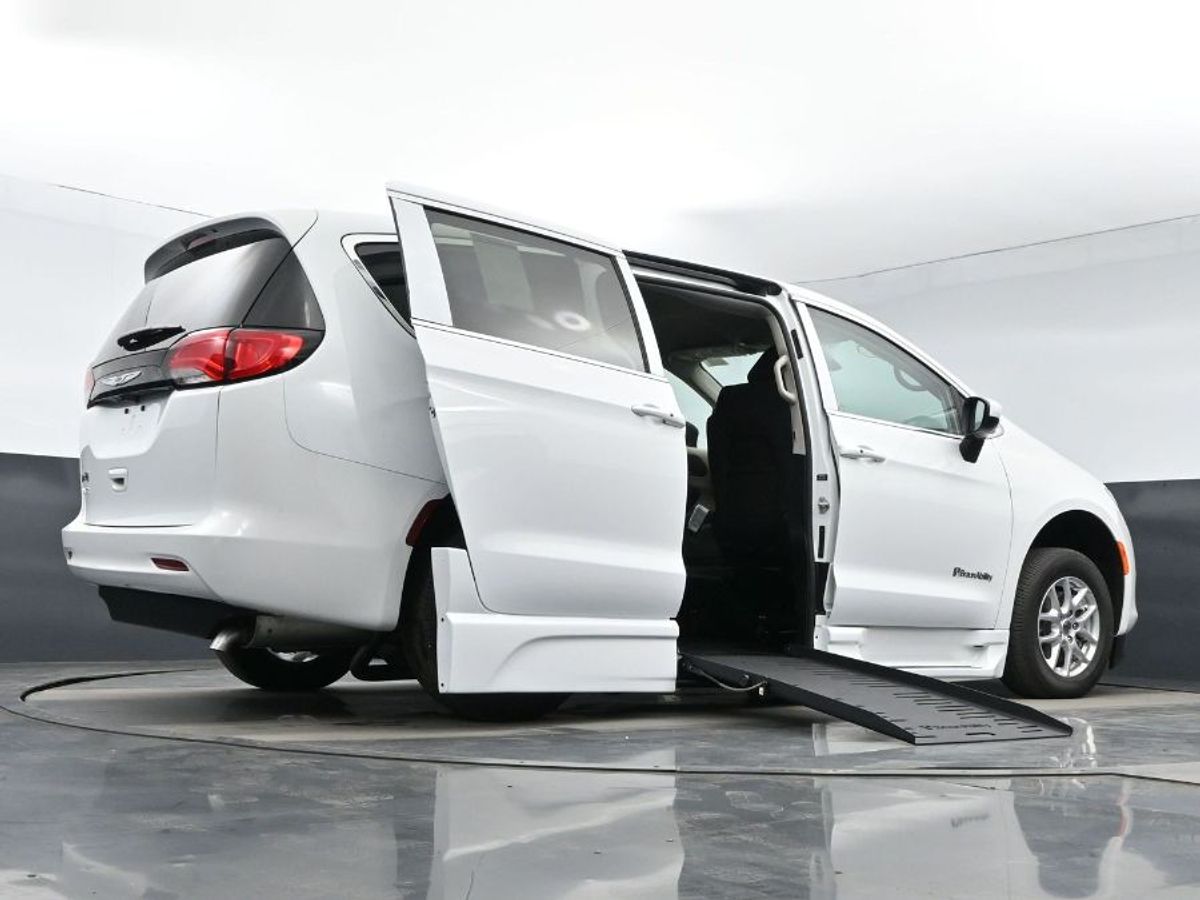 White Chrysler Voyager image number 12