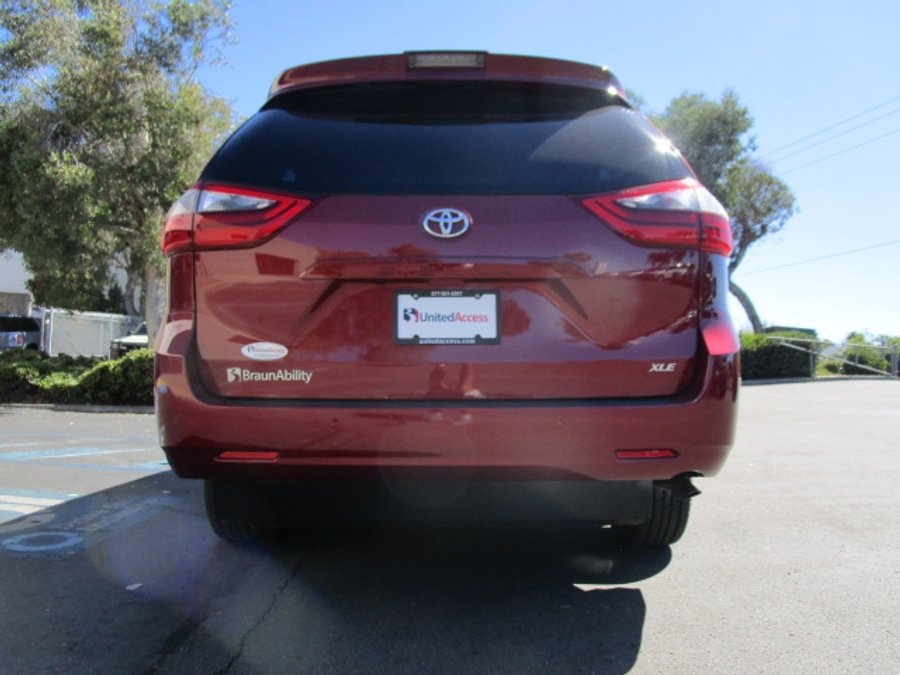 Used 2020 Toyota Sienna XLE - BraunAbility Side Entry Entry In Floor Automatic Ramp