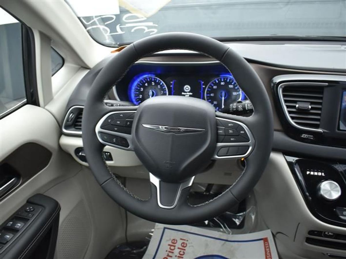 Black Chrysler Voyager image number 17