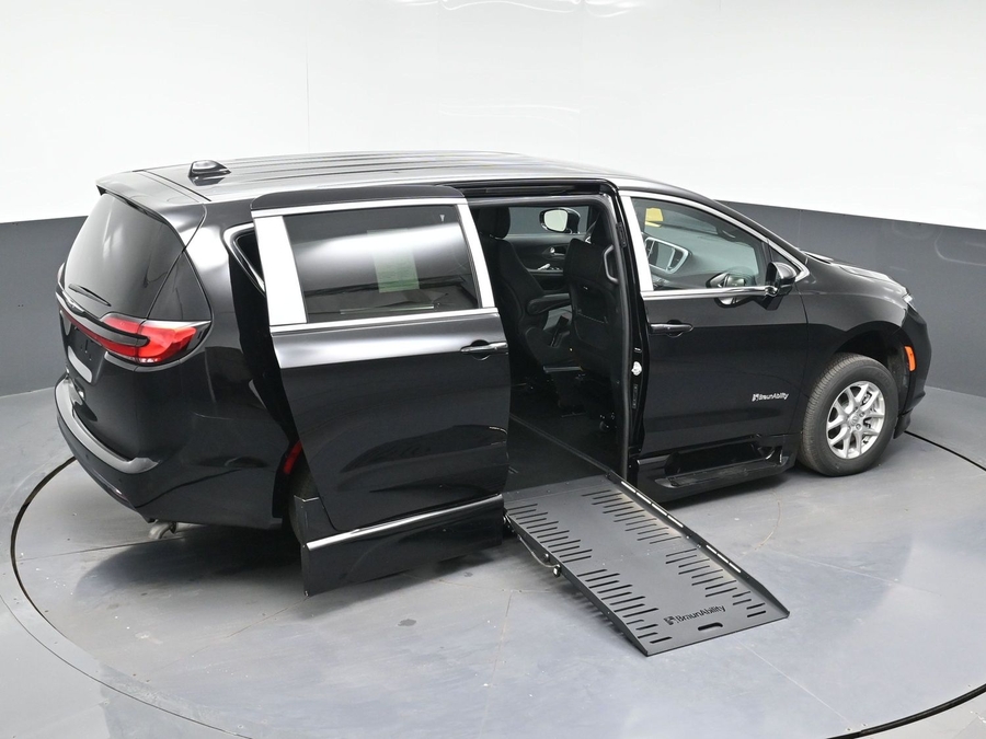 Black Chrysler Pacifica image number 22