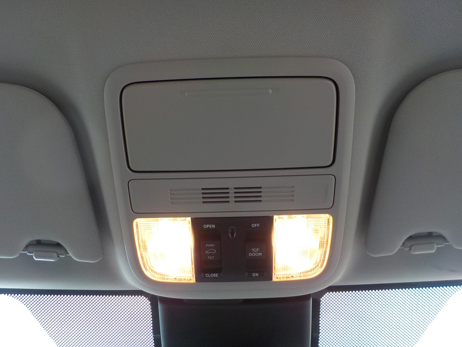 Silver Honda Odyssey image number 37