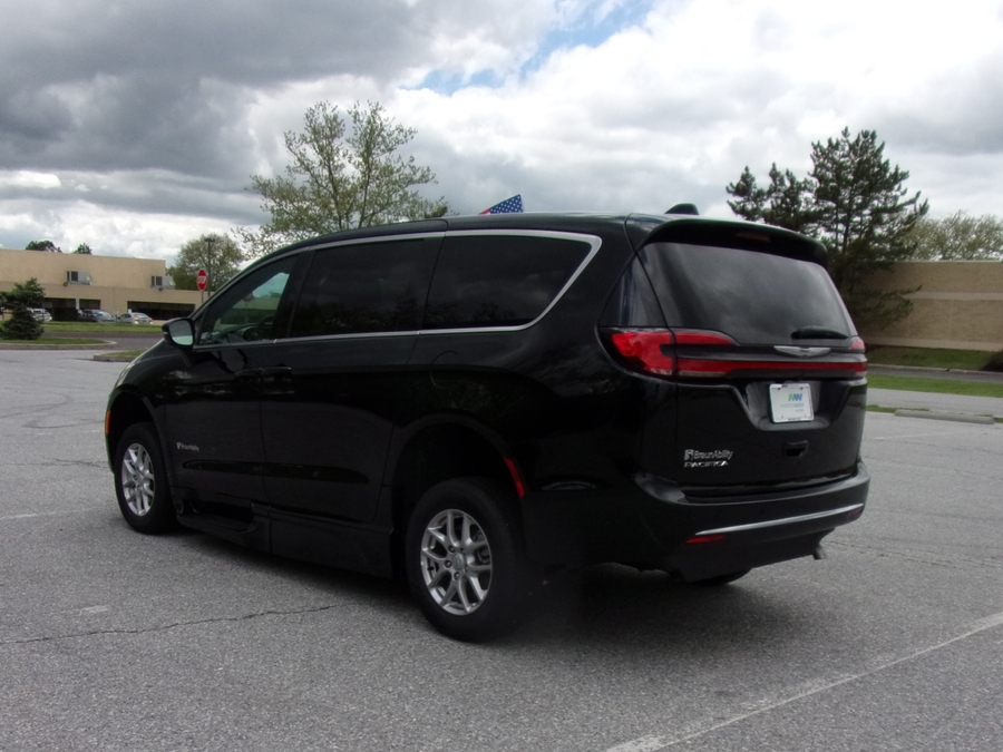 Black Chrysler Pacifica image number 4