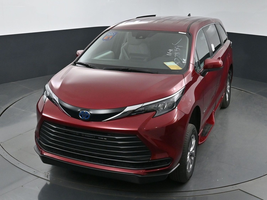 New 2025 Toyota Sienna Hybrid LE - BraunAbility Side Entry Entry Fold Out Automatic Ramp