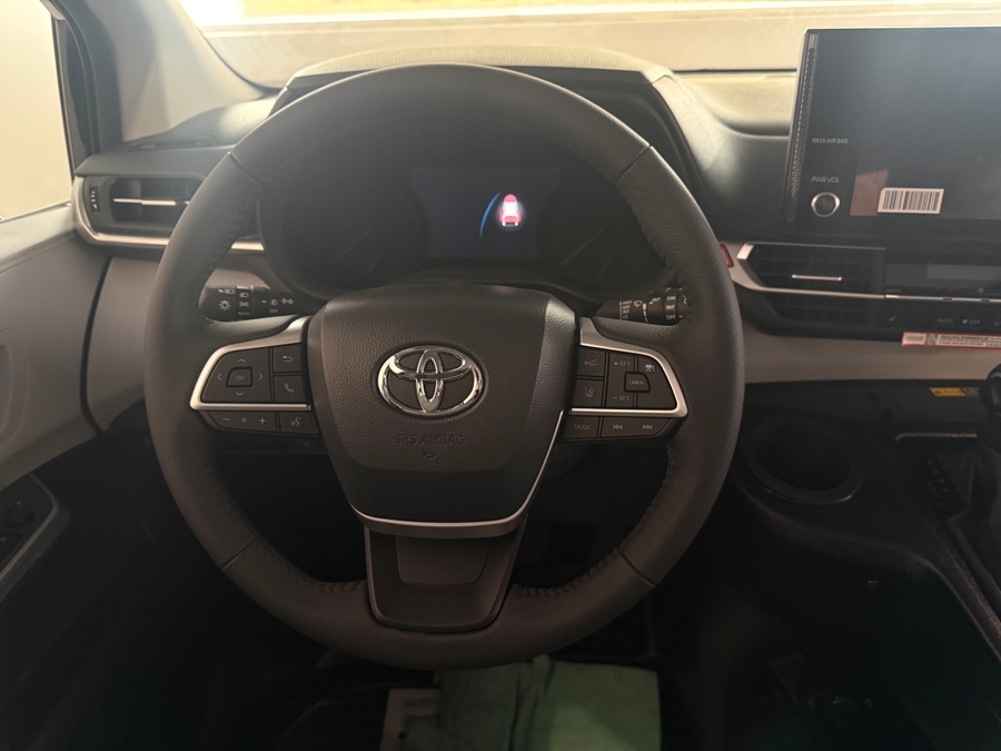 Imagen de la Toyota Sienna negra número 8