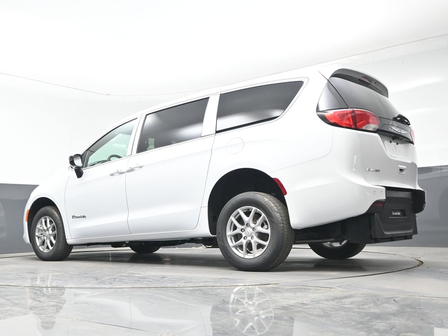 White Chrysler Voyager image number 19