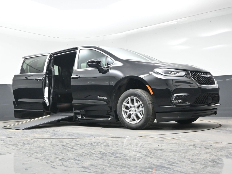 New 2026 Chrysler Pacifica Select Plus - BraunAbility Side Entry Entry In Floor Automatic Ramp