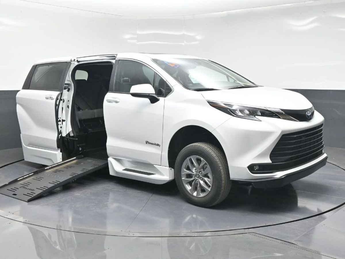 2025 TOYOTA SIENNA - Image 17