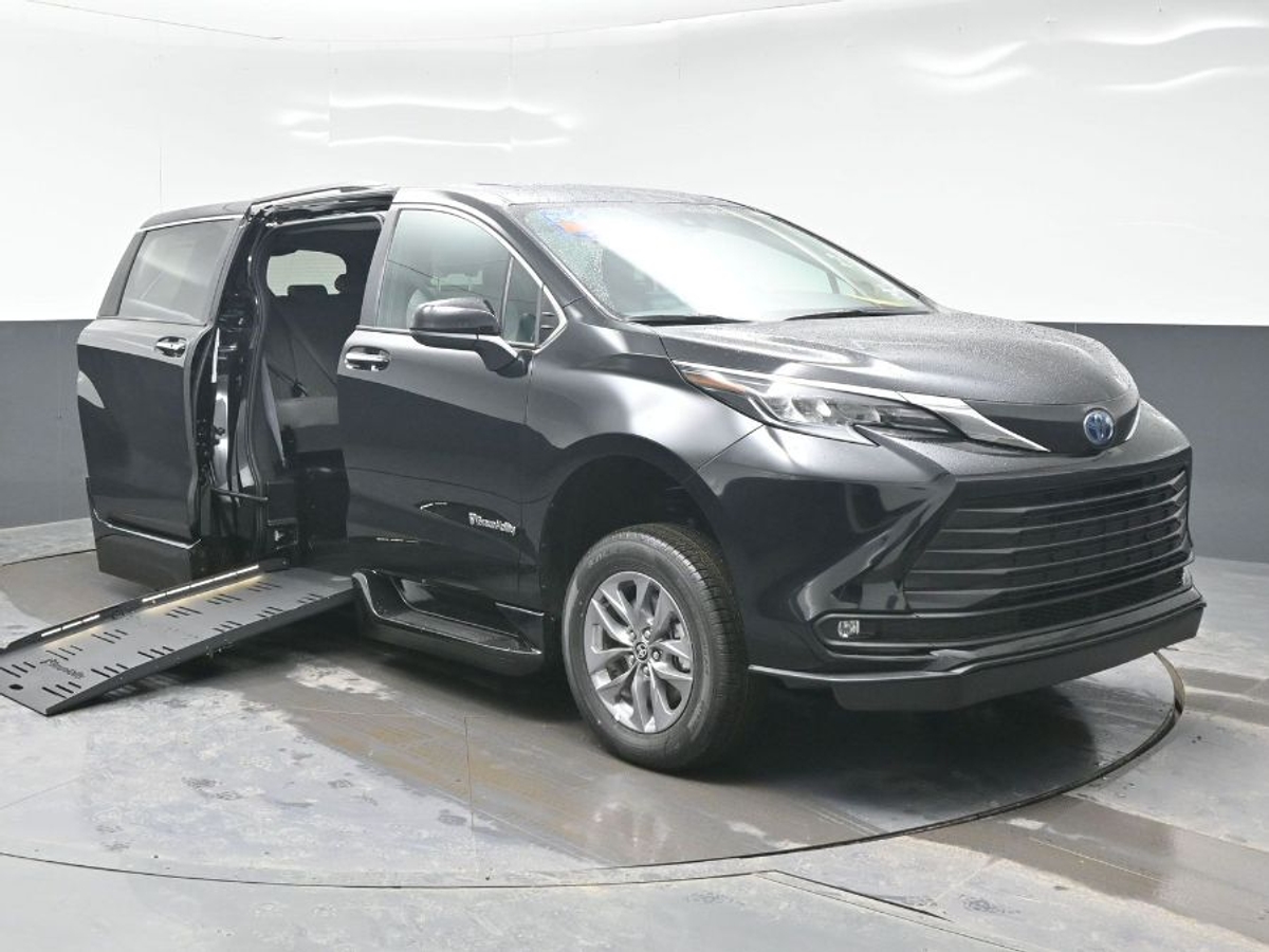 Black Toyota Sienna image number 10