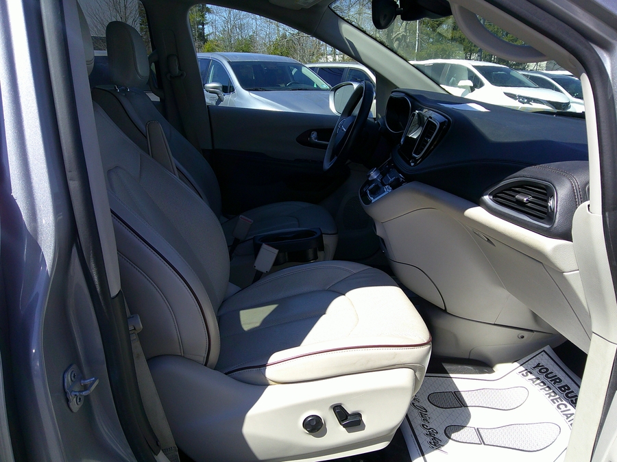 Silver Chrysler Pacifica image number 13
