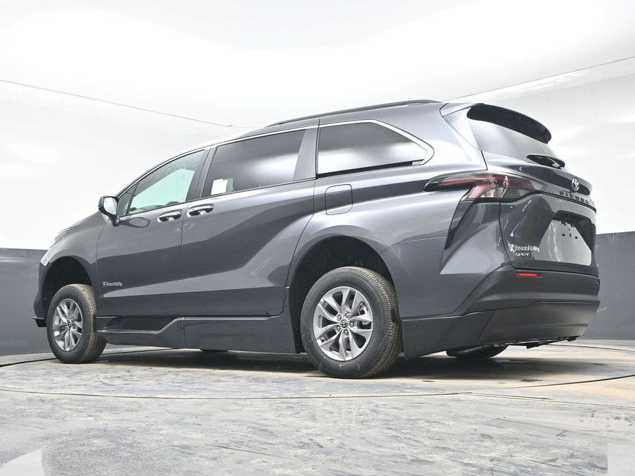 New 2025 Toyota Sienna Hybrid XLE Plus - BraunAbility Side Entry Entry Fold Out Automatic Ramp