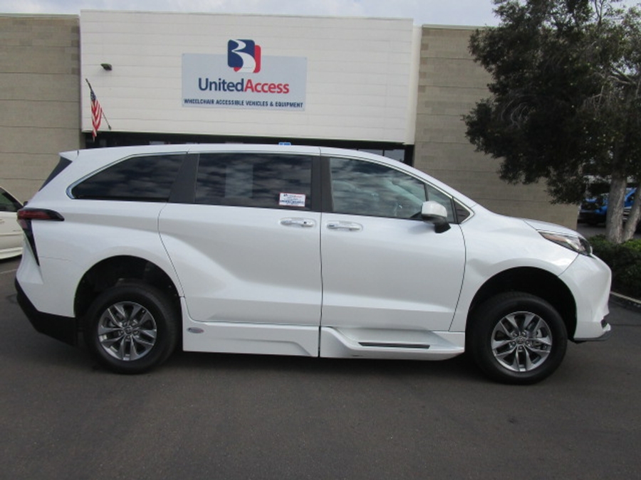 Used 2022 Toyota Sienna Hybrid XLE - BraunAbility Side Entry Entry Fold Out Automatic Ramp