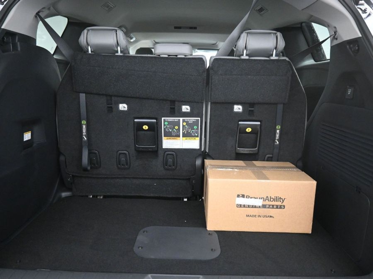 Black Toyota Sienna image number 17