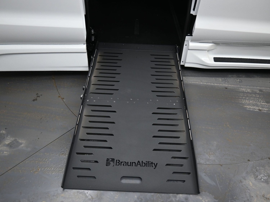 White Chrysler Pacifica image number 9