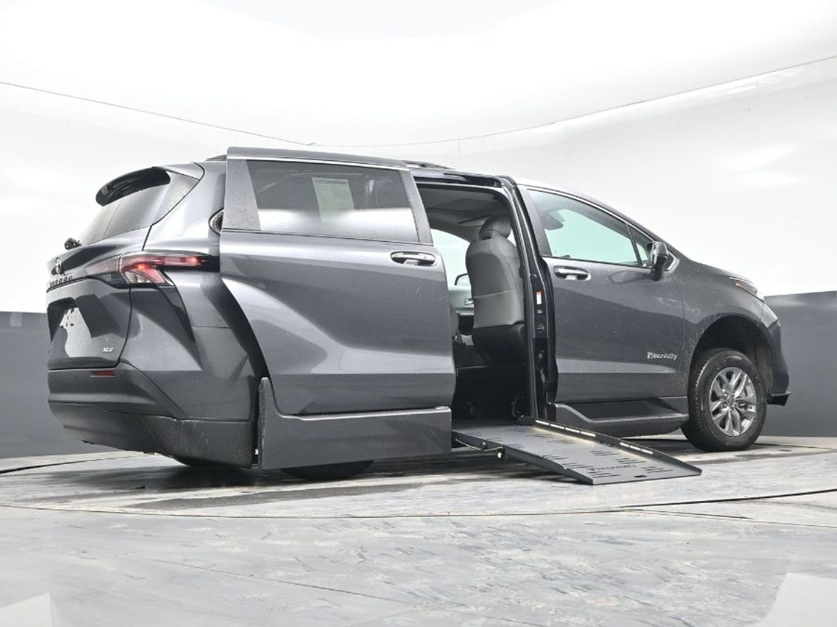 Grey Toyota Sienna image number 21