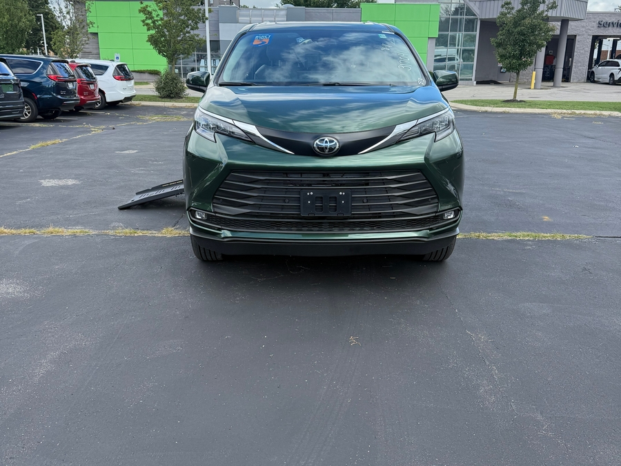Green Toyota Sienna image number 1