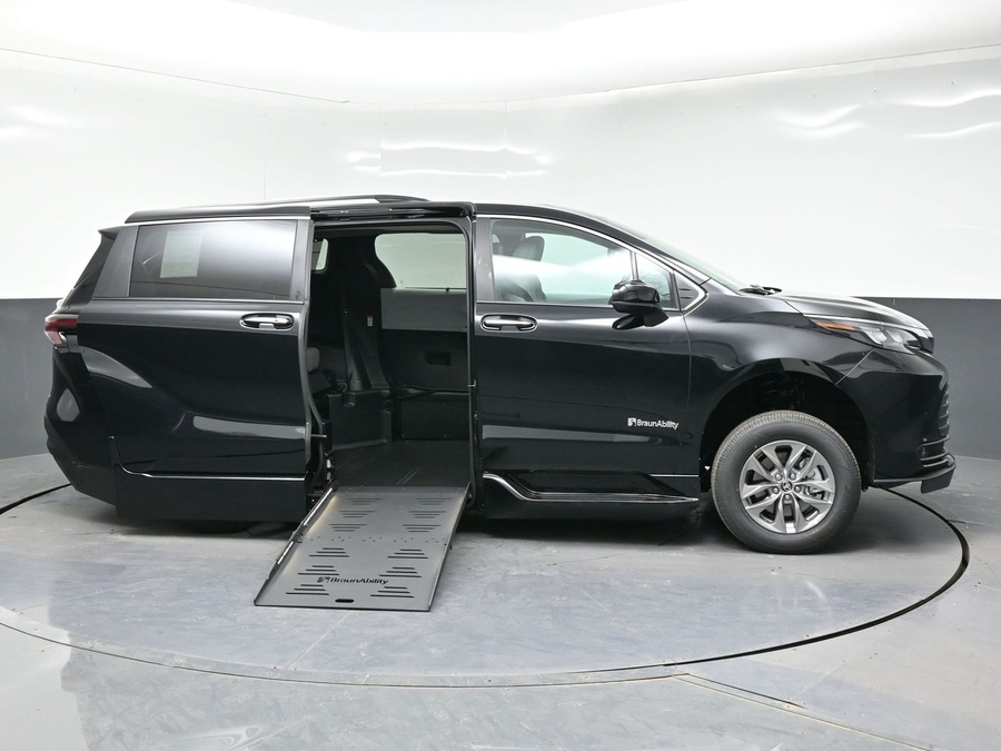 Imagen de la Toyota Sienna negra número 7