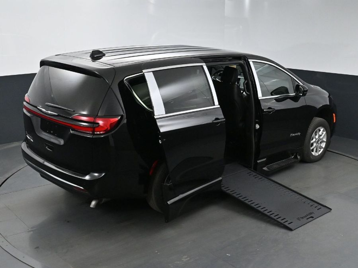 Black Chrysler Pacifica image number 25