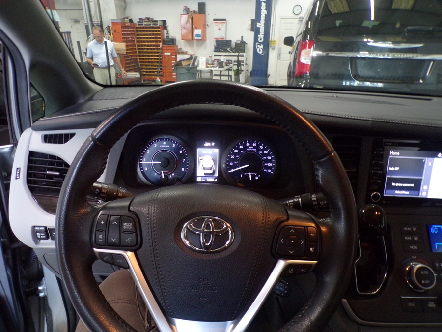 2020 Toyota Sienna XLE - Photo 9