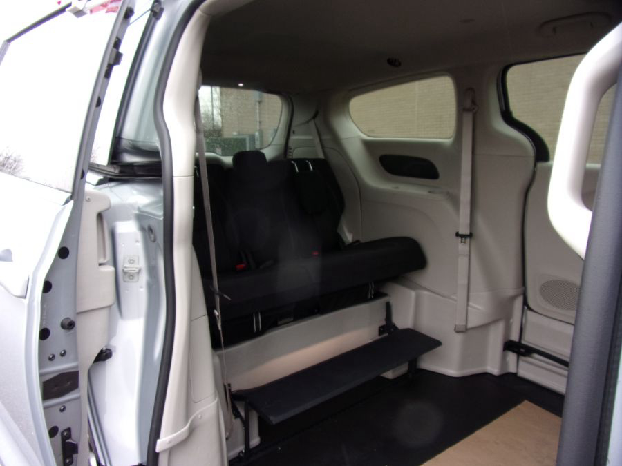 Silver Chrysler Voyager image number 15