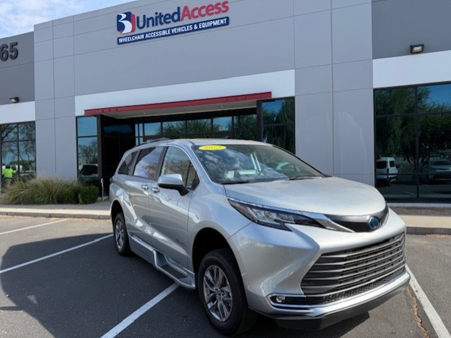 Used 2023 Toyota Sienna Hybrid XLE Plus - BraunAbility Side Entry Entry Fold Out Automatic Ramp