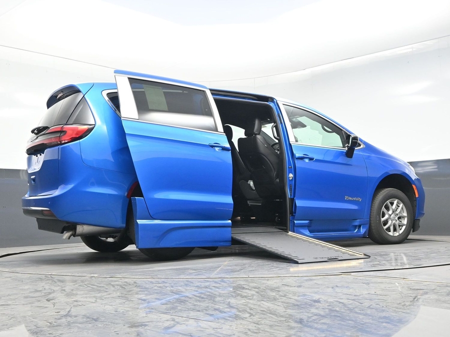 Blue Chrysler Pacifica image number 18