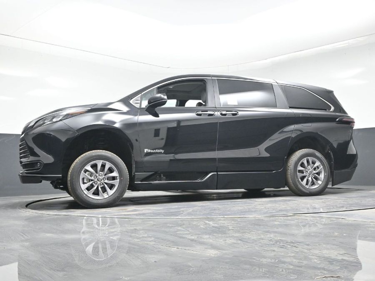 Black Toyota Sienna image number 19