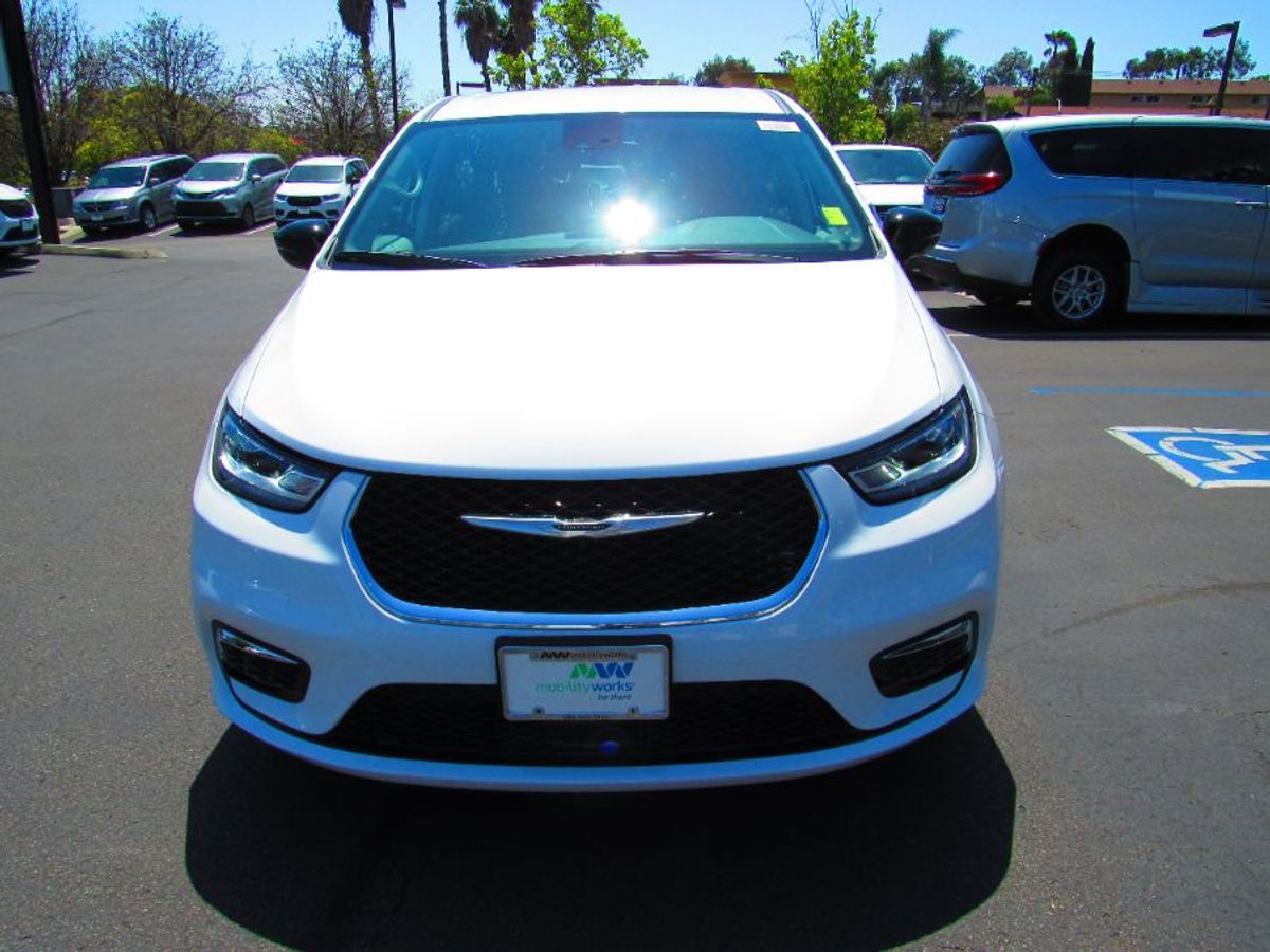 White Chrysler Pacifica image number 2