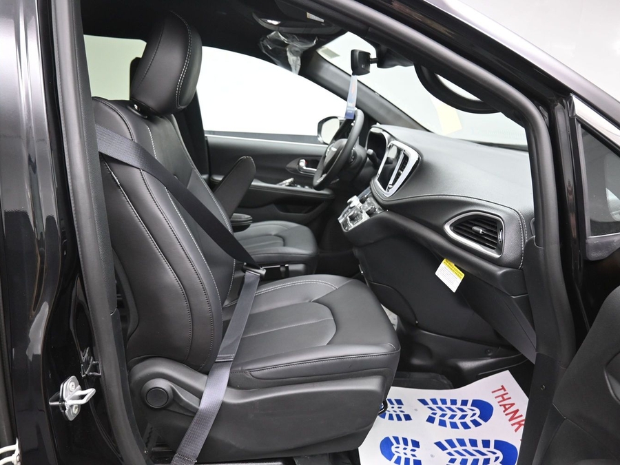 Black Chrysler Pacifica image number 8