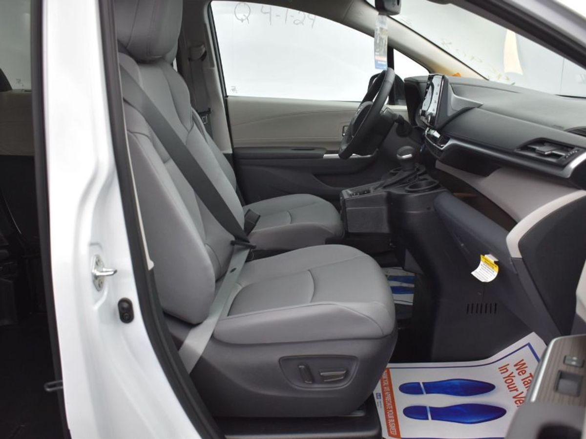White Toyota Sienna image number 1