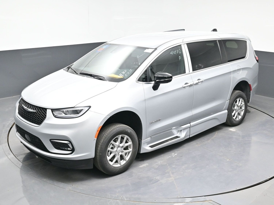 Silver Chrysler Pacifica image number 15
