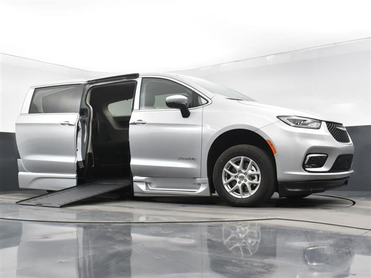 Silver Chrysler Pacifica image number 16