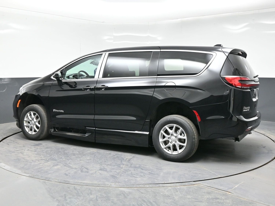New 2026 Chrysler Pacifica Select Plus - BraunAbility Side Entry Entry In Floor Automatic Ramp