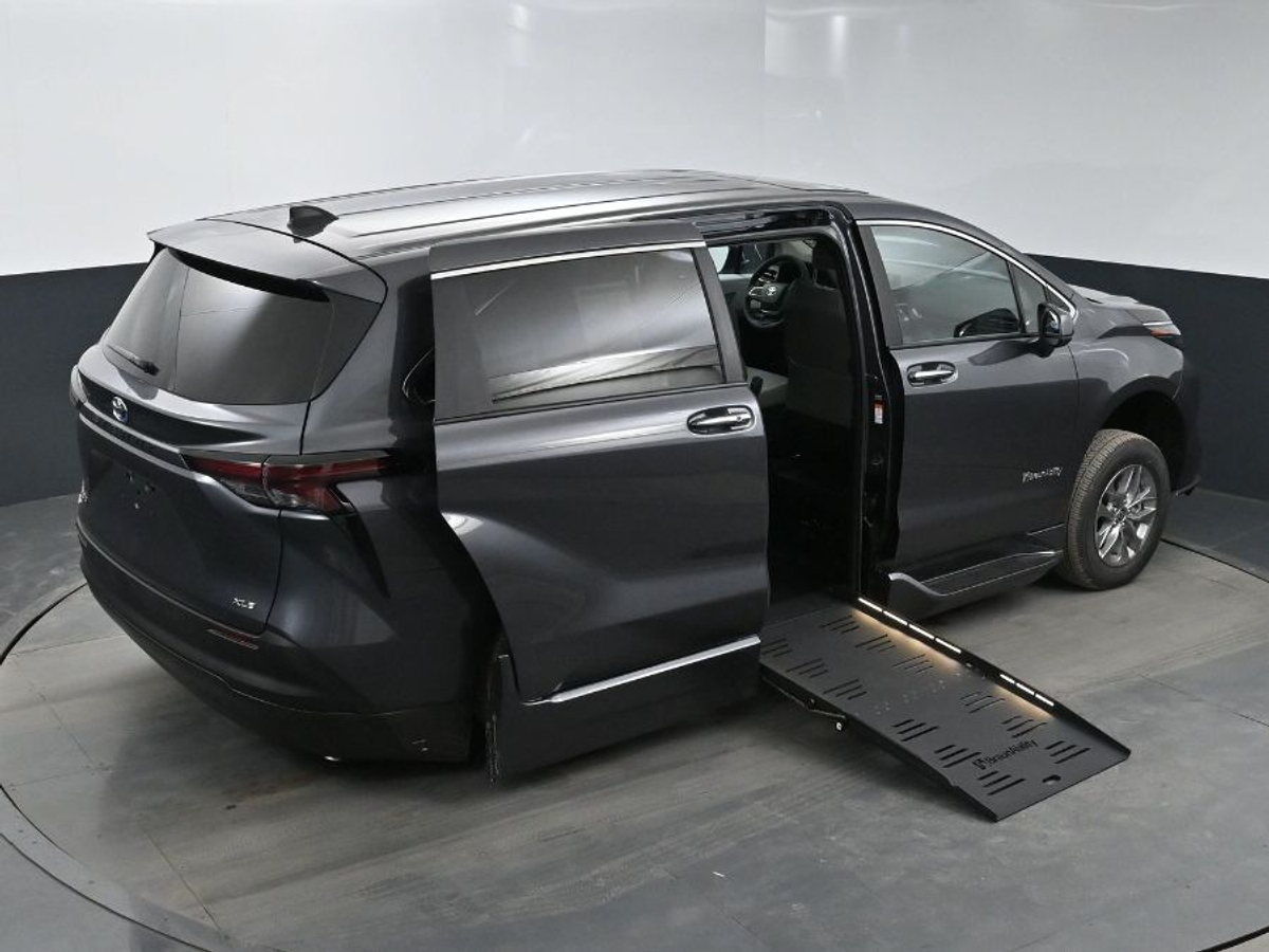 2025 TOYOTA SIENNA - Image 25
