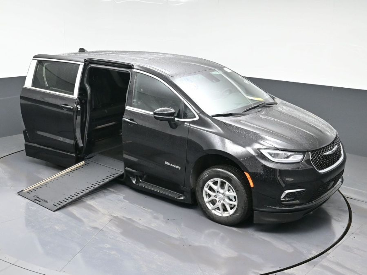 Black Chrysler Pacifica image number 22