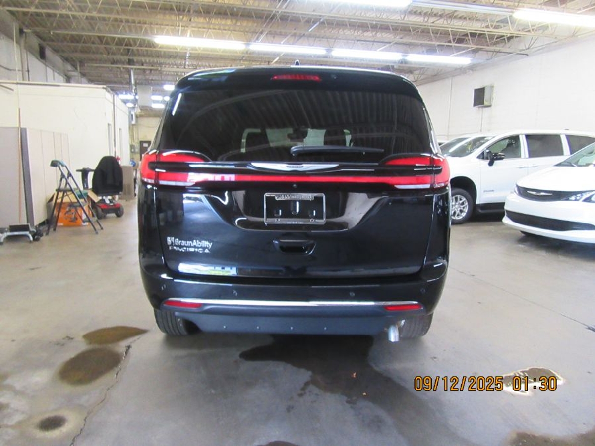 Black Chrysler Pacifica image number 12