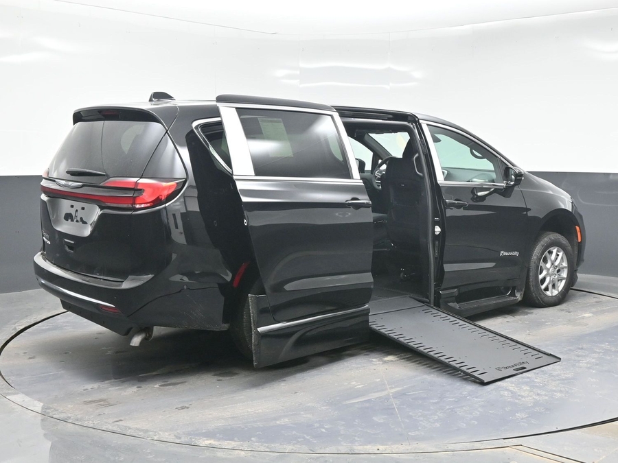 Black Chrysler Pacifica image number 4