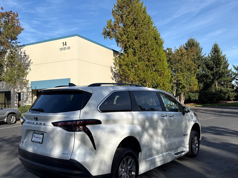 Used 2026 Toyota Sienna Hybrid XLE Add - BraunAbility Side Entry Fold Out Automatic Ramp