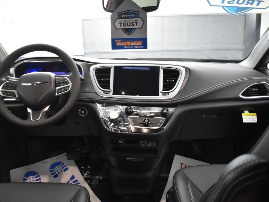 New 2025 Chrysler Pacifica Select Safety - BraunAbility Side Entry Entry Fold Out Automatic Ramp