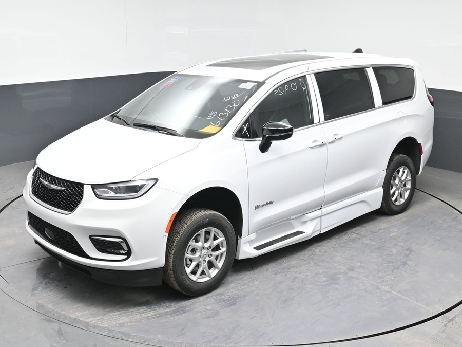 New 2025 Chrysler Pacifica Select Plus - BraunAbility Side Entry Entry In Floor Automatic Ramp