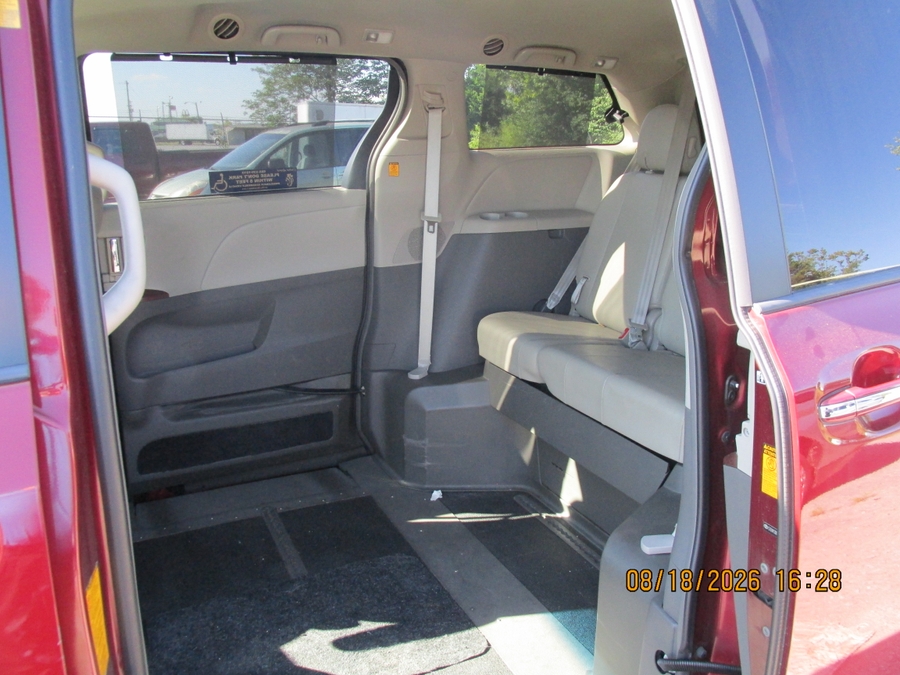  Toyota Sienna image number 8