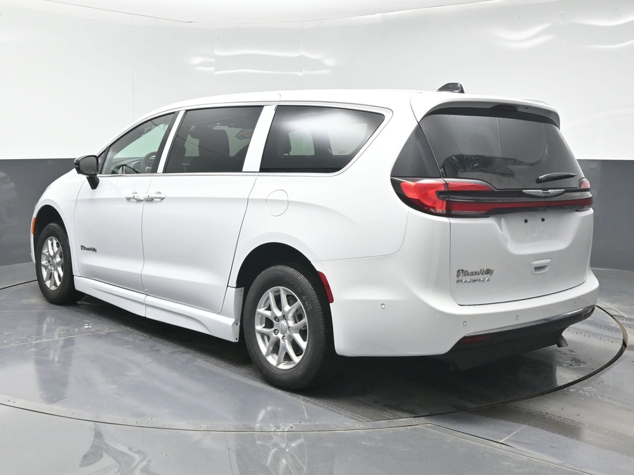 White Chrysler Pacifica image number 2