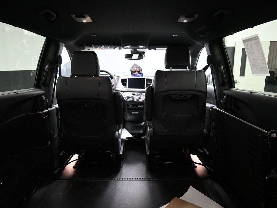 Black Chrysler Pacifica image number 14