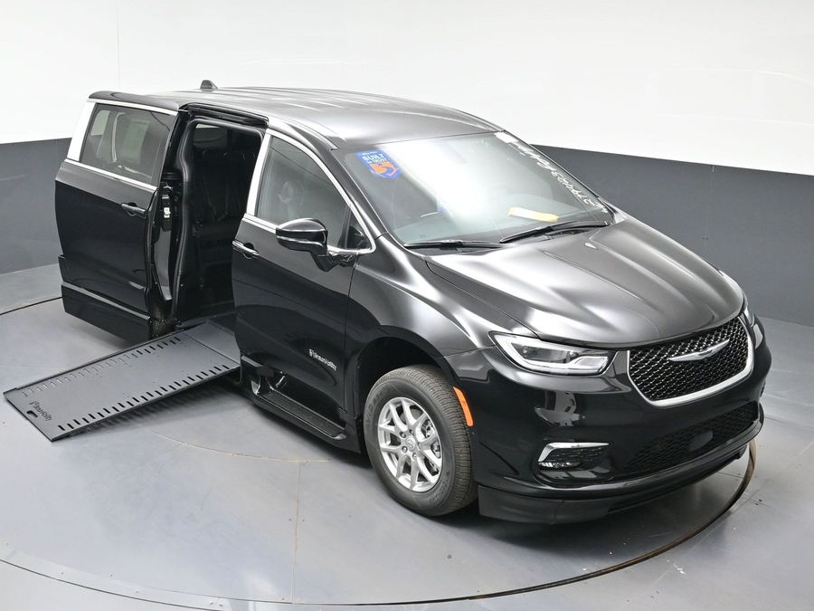 Black Chrysler Pacifica image number 21
