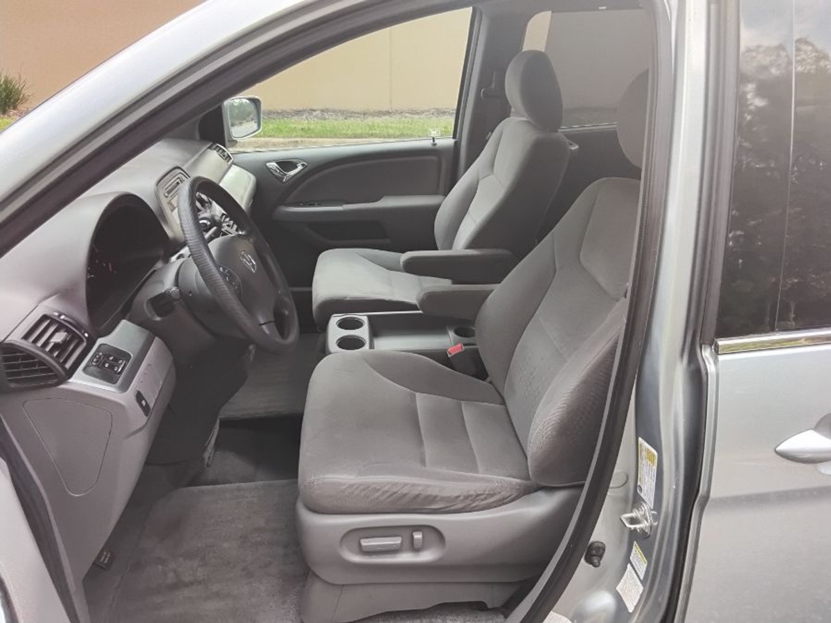 Blue Honda Odyssey image number 10