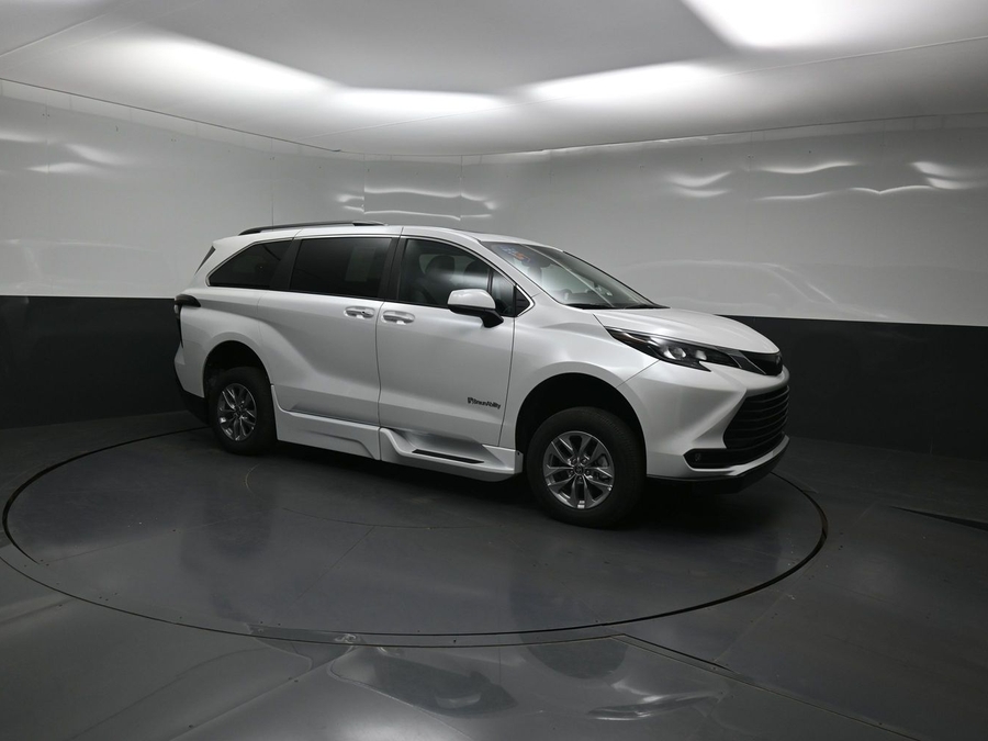 White Toyota Sienna image number 17