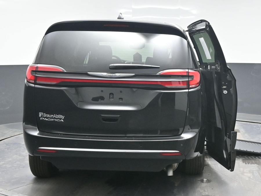 Black Chrysler Pacifica image number 5