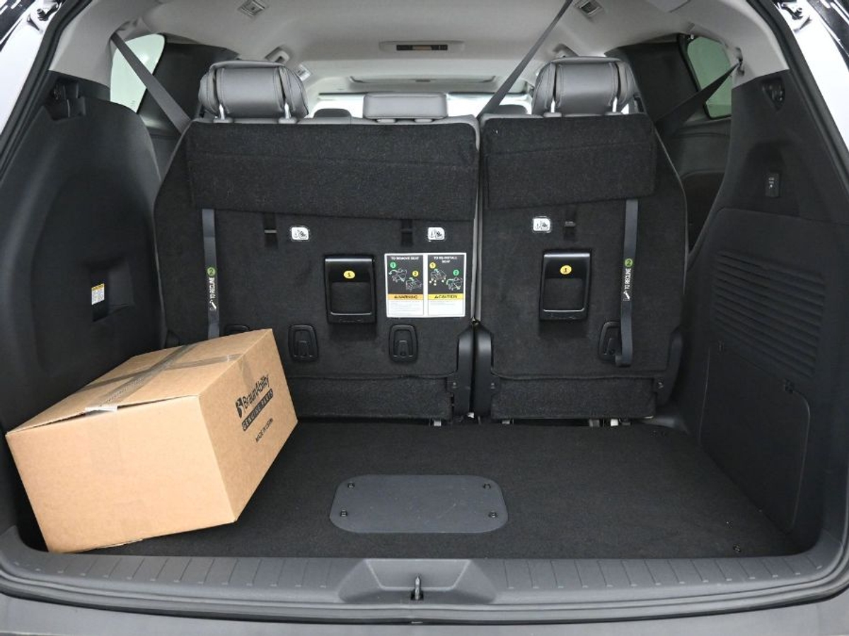Black Toyota Sienna image number 13