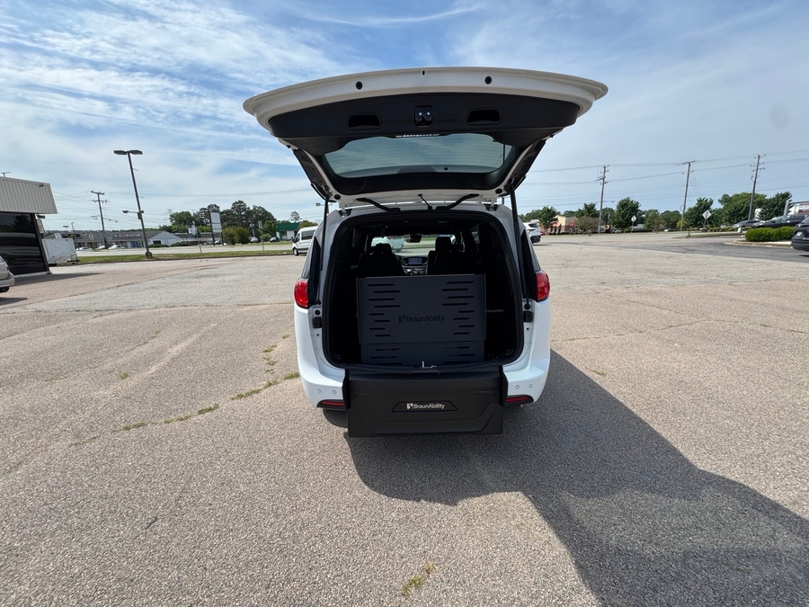 White Chrysler Voyager image number 7