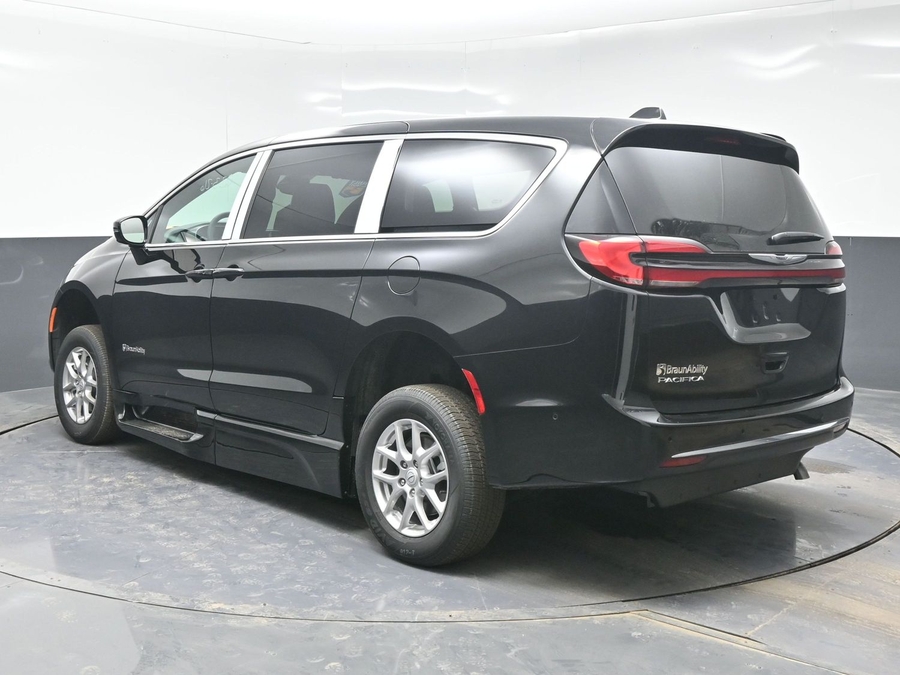 Black Chrysler Pacifica image number 4